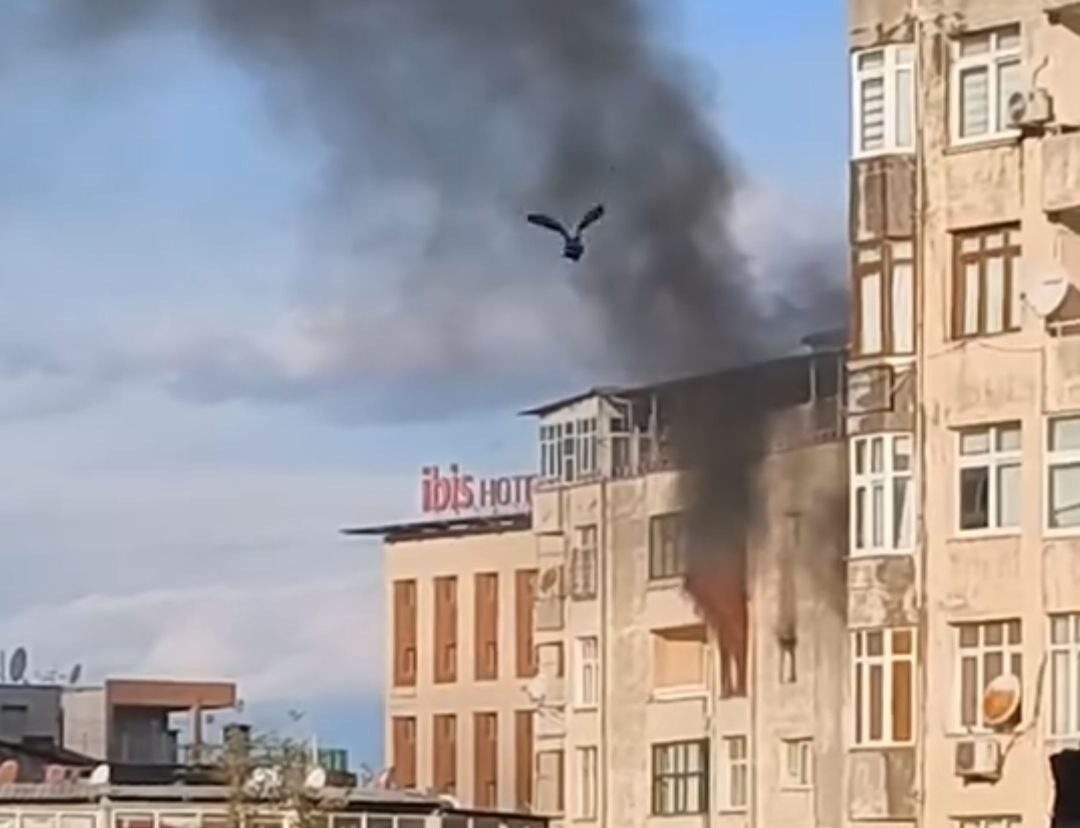 Adana’da 6. Katta Yangın: İtfaiye Ekipleri Hızla Müdahale Ederek Söndürdü