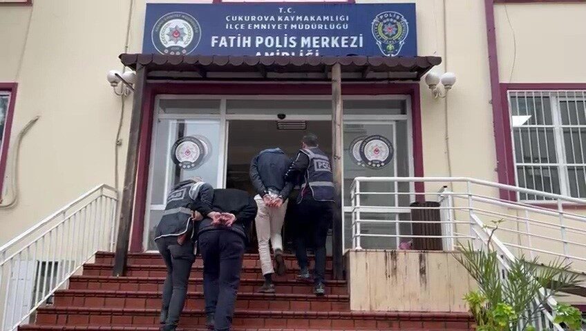 Adana’da 12 Yaşındaki Çocuğu Darbettiği İddia Edilen Şüphelilerden Biri Tutuklandı Adana'nın Çukurova ilçesinde 12 yaşındaki Ç.A.D.'yi darbettiği iddia edilen C.Y.