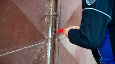 Adana Seyhan'da, kötü kokular üzerine yapılan ihbar sonucu bir depoda