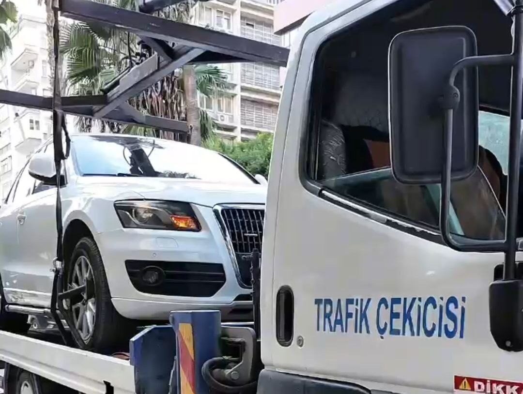 Adana'da trafik denetimleri sırasında engelli park yerlerini ihlal eden 23