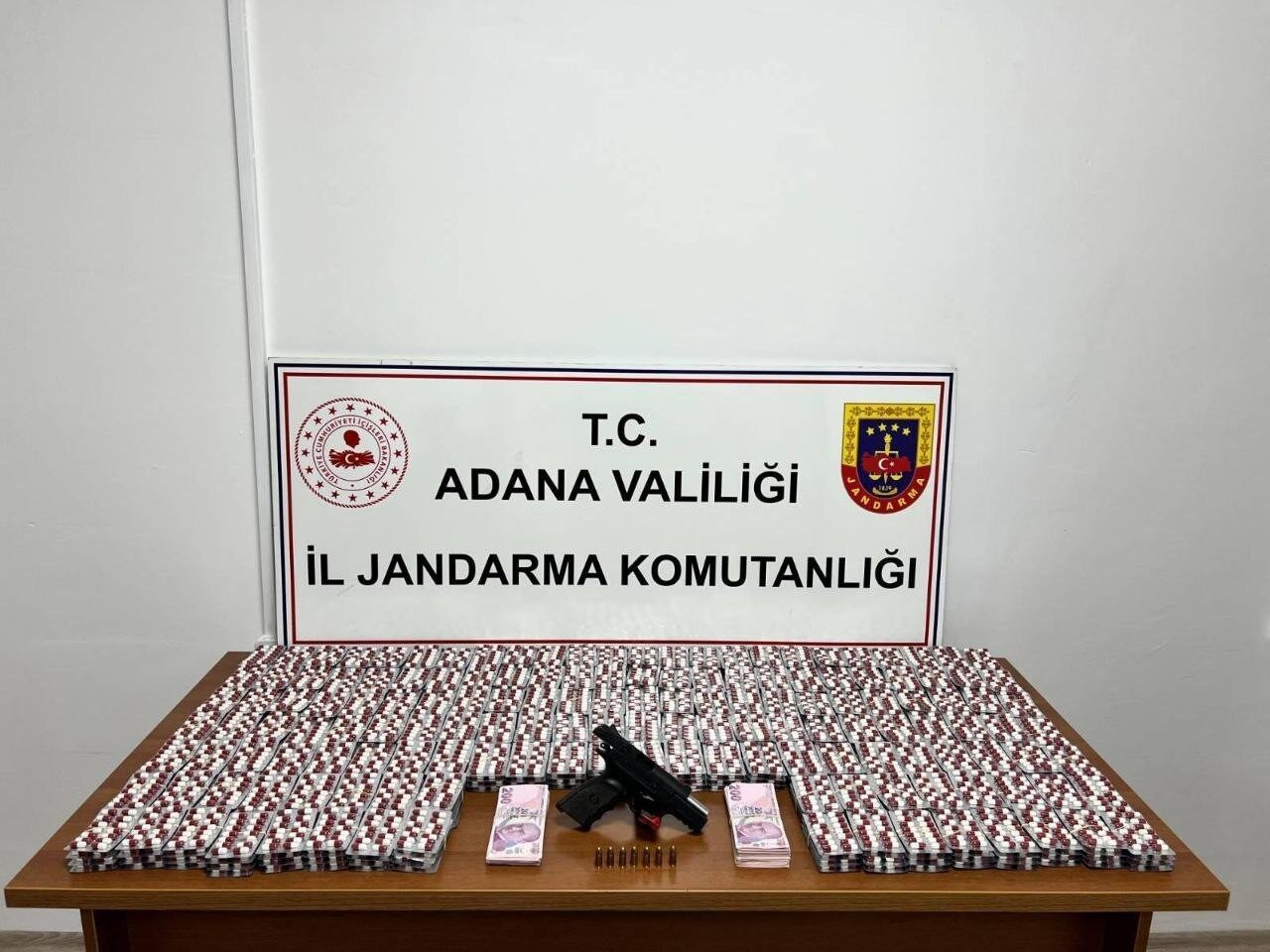 Adana'da jandarma, düzenlediği operasyonda 23 bin 876 uyuşturucu hap ve