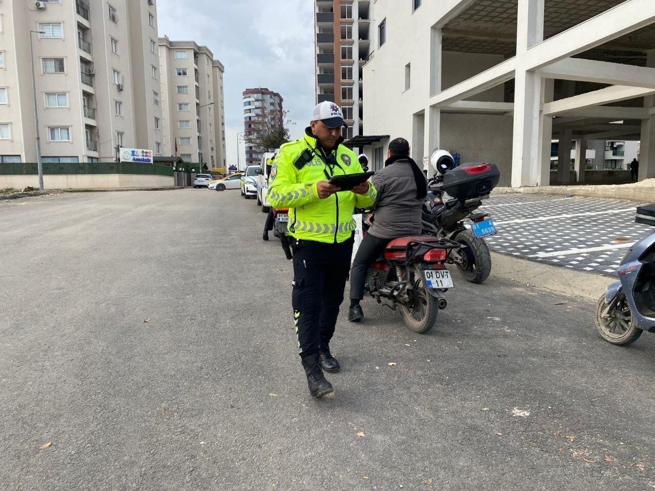 Adana’da Motosiklet Denetimlerinde 106 Sürücüye 623 Bin TL Ceza Uygulandı Adana'da trafik polisleri, Pınar Mahallesi'nde düzenledikleri motosiklet denetiminde 361 aracı
