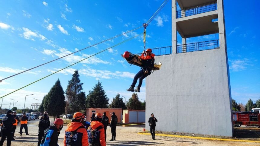 Adana’da AFAD öncülüğünde 10 kurumdan 175 personelin katılımıyla deprem tatbikatı düzenlendi.
