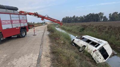 Adana'nın Yüreğir ilçesinde tarım işçilerini taşıyan bir minibüs sulama kanalına