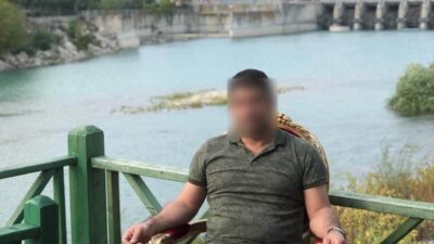 Adana'da polis, uyuşturucu satışı nedeniyle A.A.'yı yakalamak için baskın düzenledi.