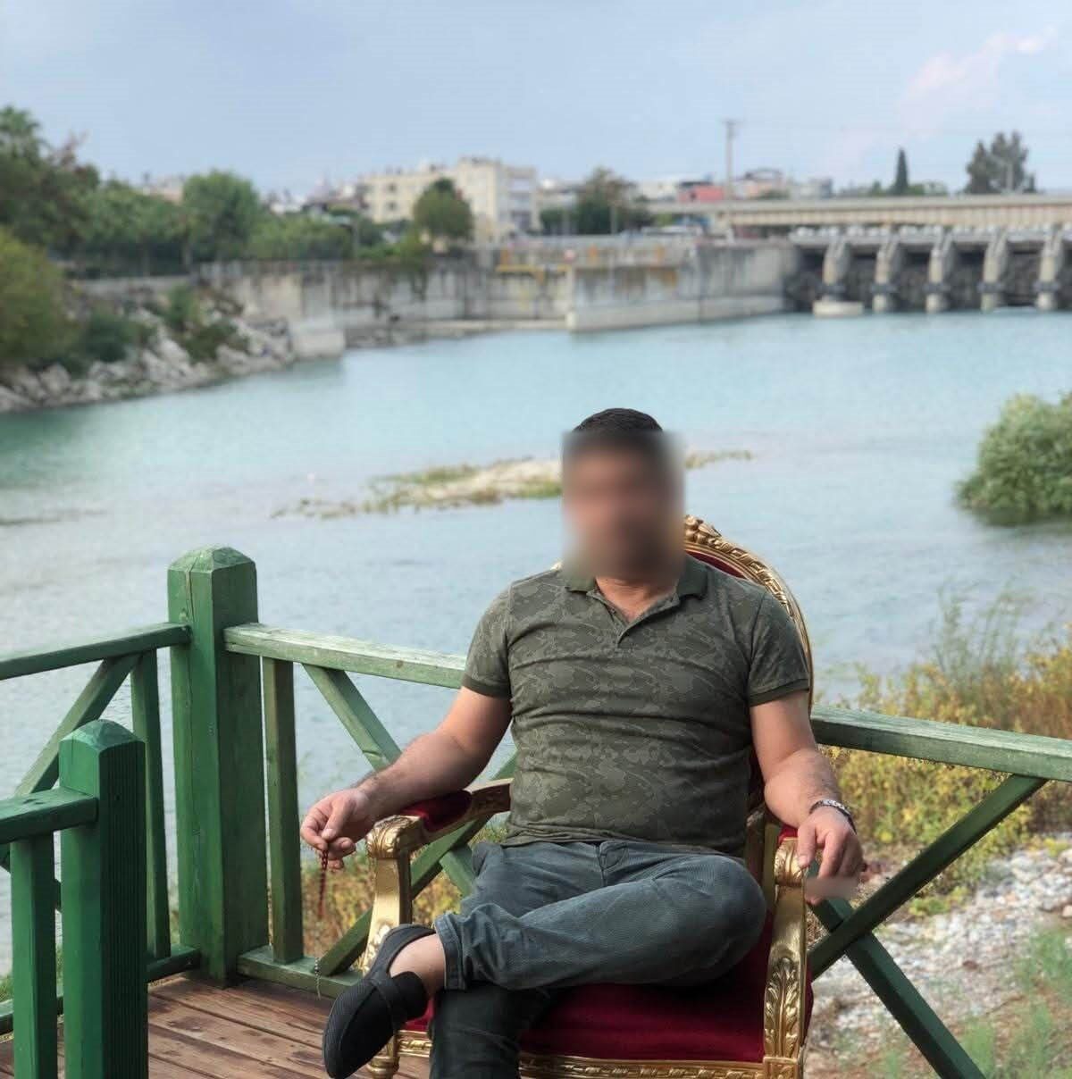 Adana'da polis, uyuşturucu satışı nedeniyle A.A.'yı yakalamak için baskın düzenledi.