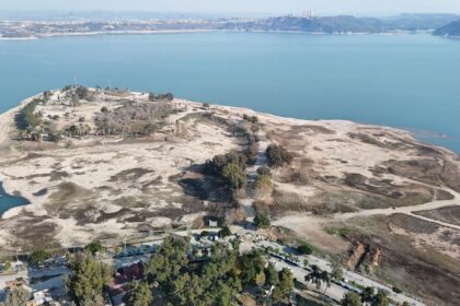 Adana’da Amerikan Adası’ndaki kaçak yapılar yıkıldı, bölge girişi kapatıldı