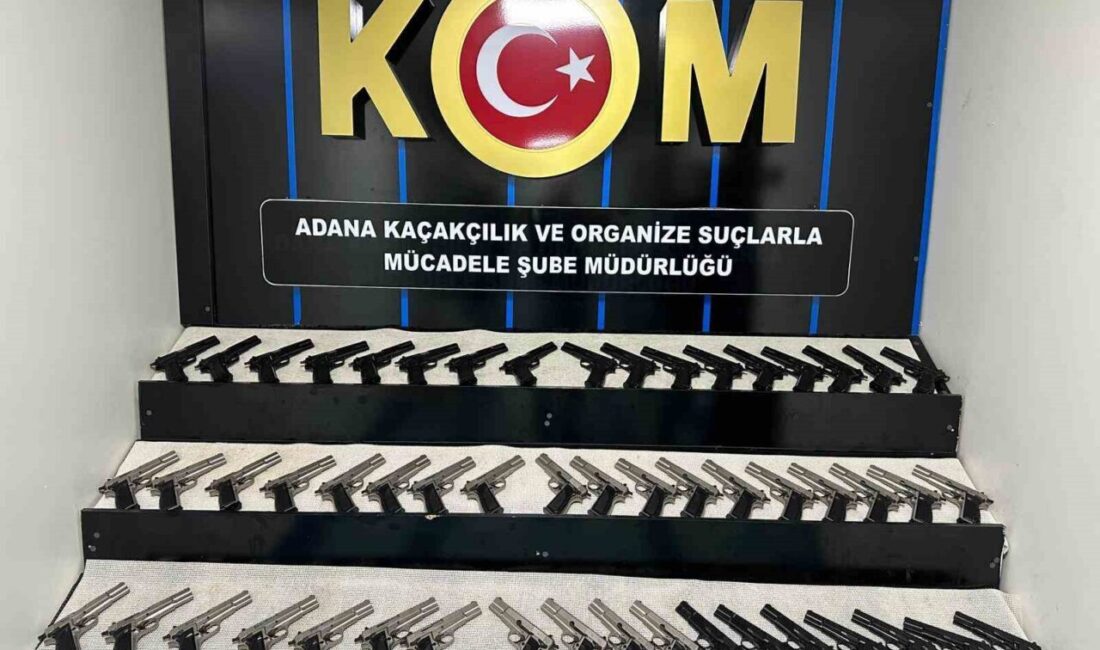 Adana’da Silah Sevkiyatı Yapmaya Çalışan İki Şüpheli Yakalandı, 53 Ruhsatsız Tabanca Ele Geçirildi Adana'da, suç örgütlerine silah sevkıyatı yaptığı tespit edilen M.Ö. ve