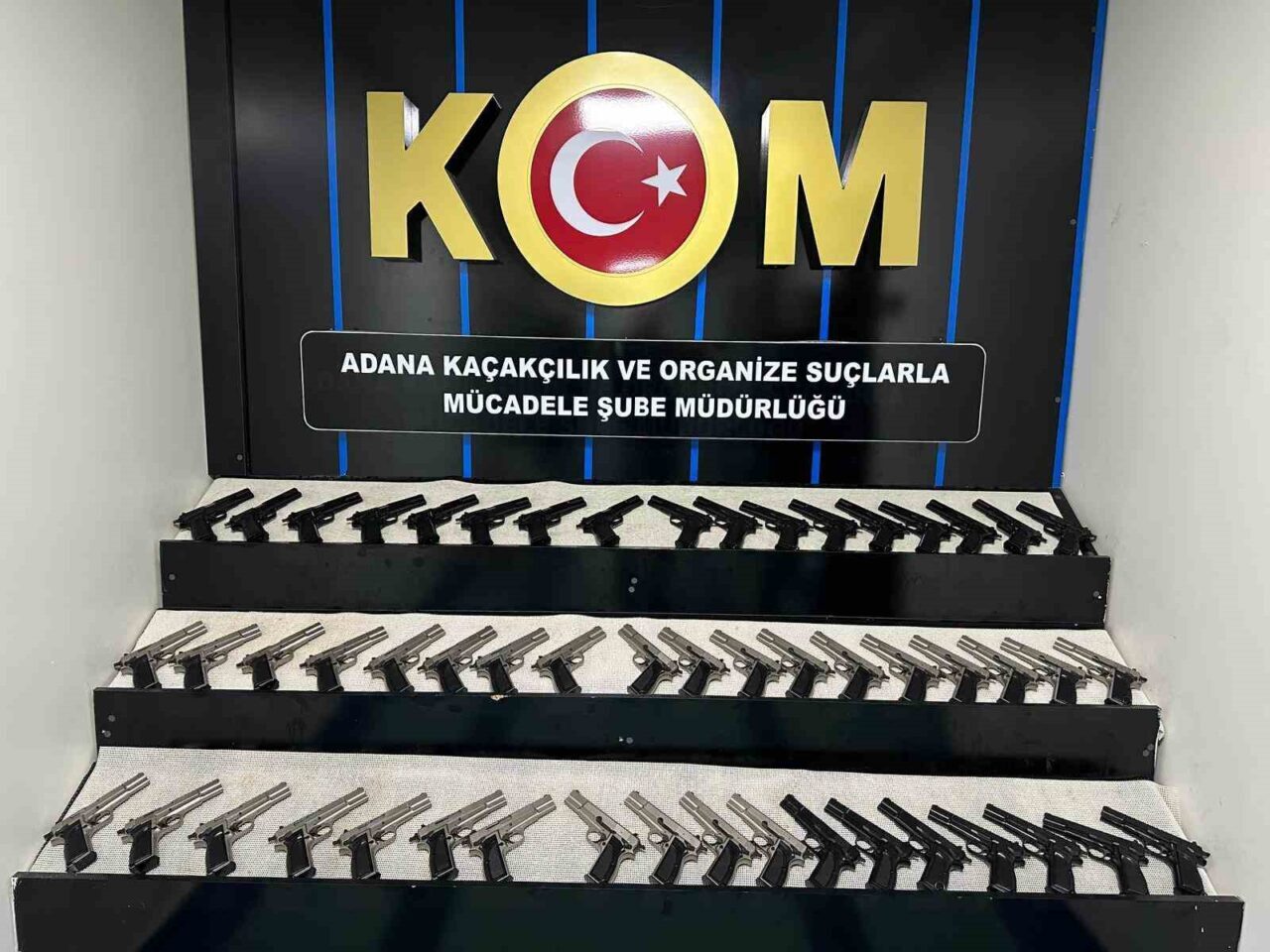 Adana’da Silah Sevkiyatı Yapmaya Çalışan İki Şüpheli Yakalandı, 53 Ruhsatsız Tabanca Ele Geçirildi