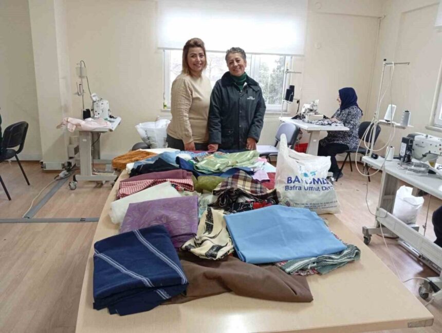 Bafra Umut Derneği, Aile Destek Merkezi’ndeki kadın kursiyerlere dikiş malzemesi desteğinde bulundu.