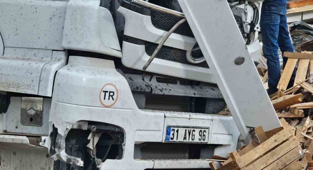 Adilcevaz’da Tavuk Eti Taşıyan Tırın Devrilmesi Sonucu Sürücü Yaralandı Bitli'nin Adilcevaz ilçesinde, Cuma Araz yönetimindeki tavuk eti yüklü tır,