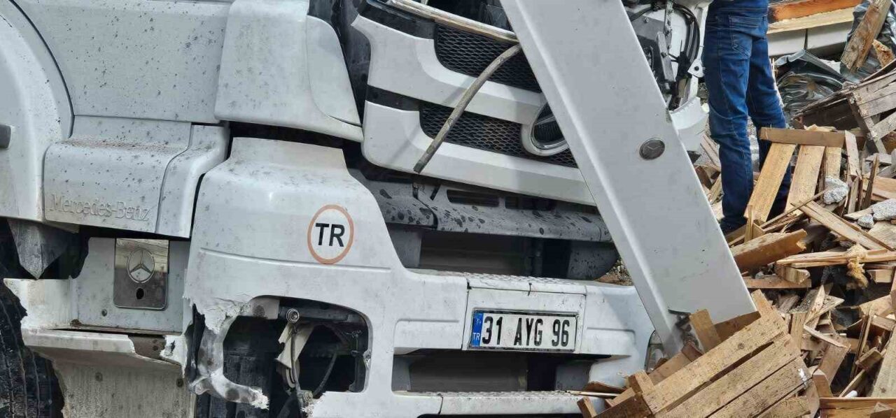 Bitli'nin Adilcevaz ilçesinde, Cuma Araz yönetimindeki tavuk eti yüklü tır,