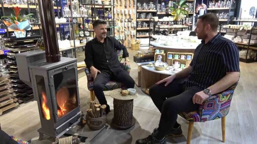 Adıyaman’da deprem sonrası esnafa yeni iş yerleri teslim edildi, memnuniyet dile getirildi.