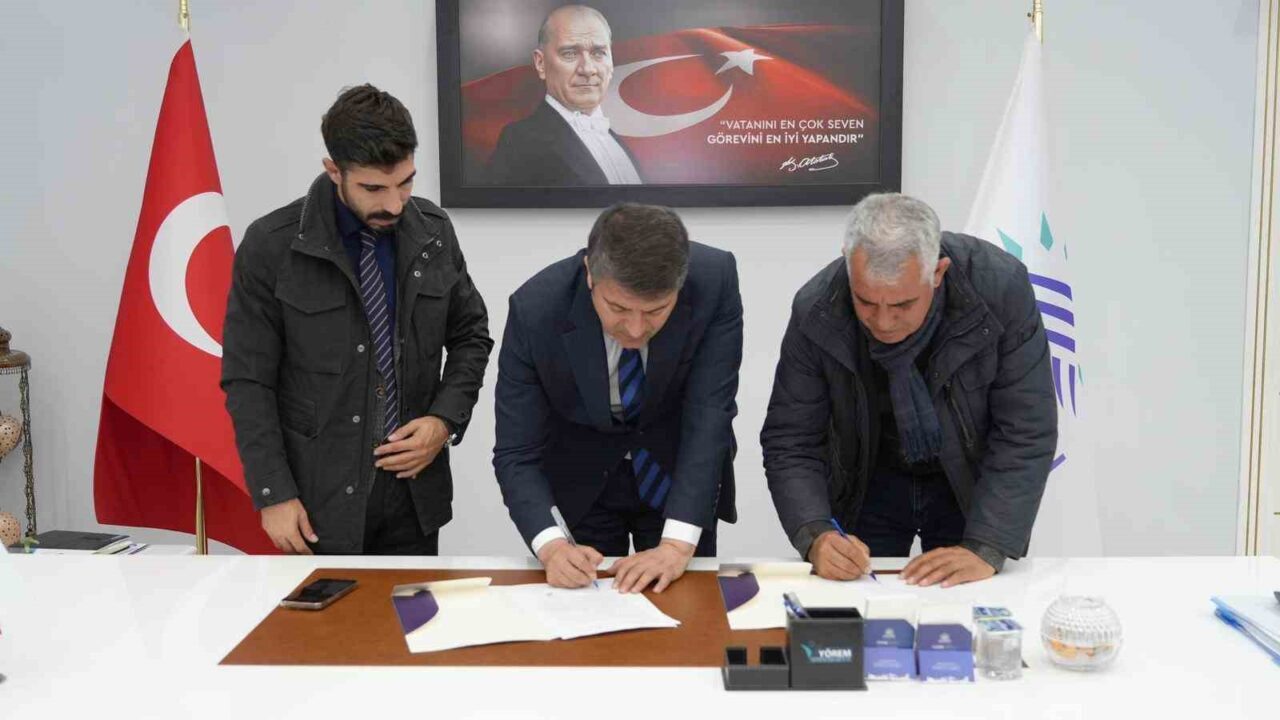 Adıyaman’a Yeni Taziye Evi İçin Protokol İmzalandı Adıyaman Belediye Başkanı Abdurrahman Tutdere ve hayırsever Osman Aslan, şehre
