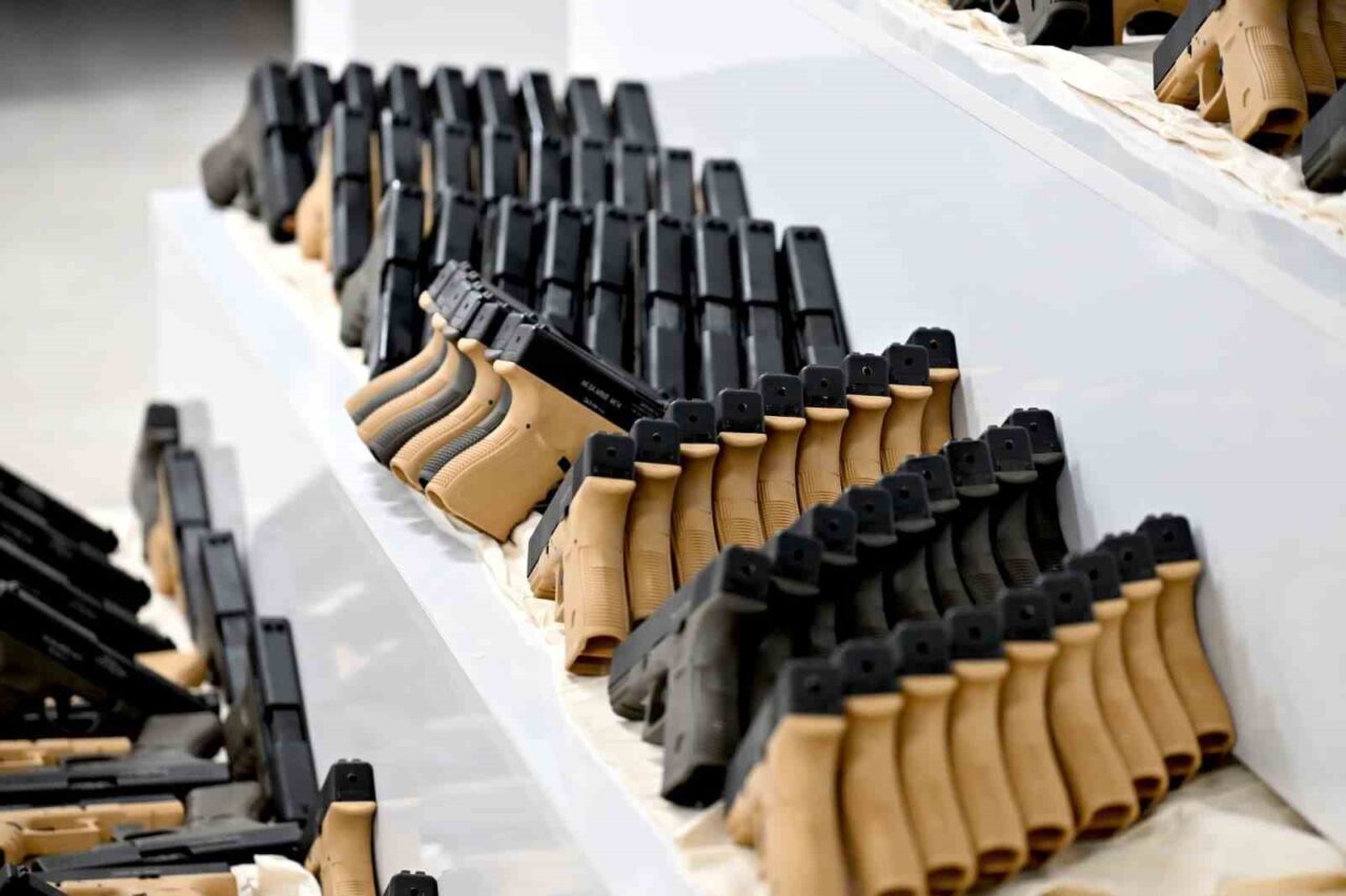 Adıyaman’da düzenlenen operasyonda, iş yerinde bin adet ateşli silah ele geçirildi.