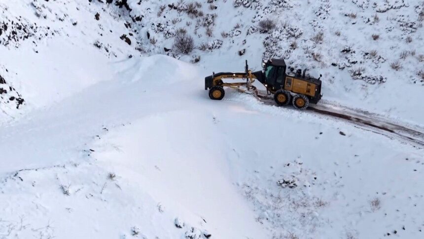 Adıyaman’da Valilik, kar yağışı nedeniyle ulaşımı aksatmamak için kesintisiz çalışmalarını sürdürüyor.