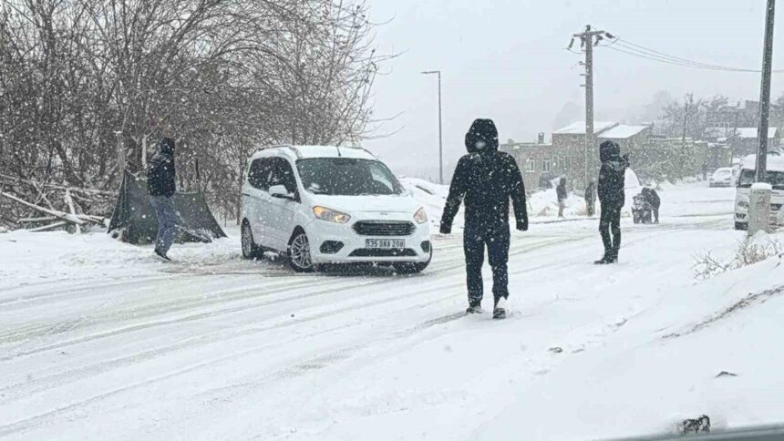 Adıyaman’da etkili kar yağışı nedeniyle İstanbul ve Ankara arasındaki 3 uçak seferi iptal edildi.