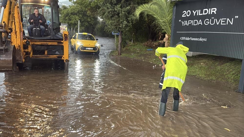 Muğla'da meydana gelen sağanak yağış sonrası AFAD, yerel yönetimler ve