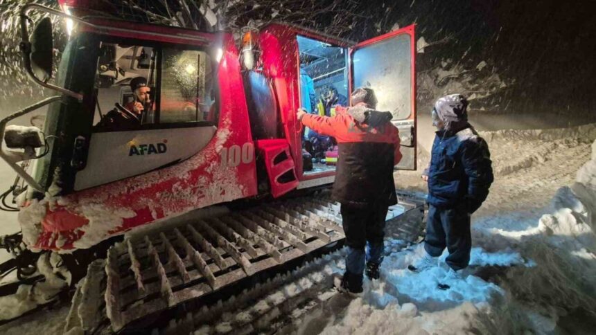 Azdavay’da kar nedeniyle mahsur kalan kanser hastası, AFAD ve UMKE ekiplerinin çalışmasıyla hastaneye ulaştırıldı.