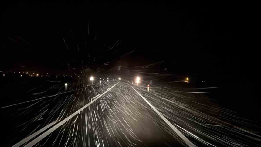 Afyonkarahisar’da kar yağışı akşam saatlerinde başlayarak birçok ilçede etkili oldu.