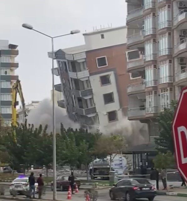 Nizip’te Yıkım Aşamasındaki Bina, Su Tankerinin Korna Sesiyle Bir Anda Yıkılarak Etrafta Panik Yarattı Gaziantep’in Nizip ilçesindeki Abdulhamit Han Mahallesi’nde yıkım kararı sonrası ağır