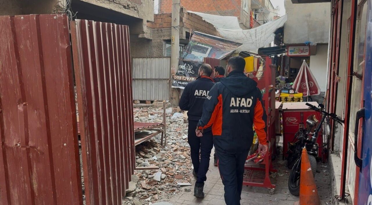 Diyarbakır'ın Bağlar ilçesinde, ağır hasarlı bir binayı yıkarken çöken duvarın