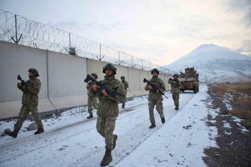 Doğubayazıt’taki askerler, yeni yıla sınırda nöbet tutarak girdi