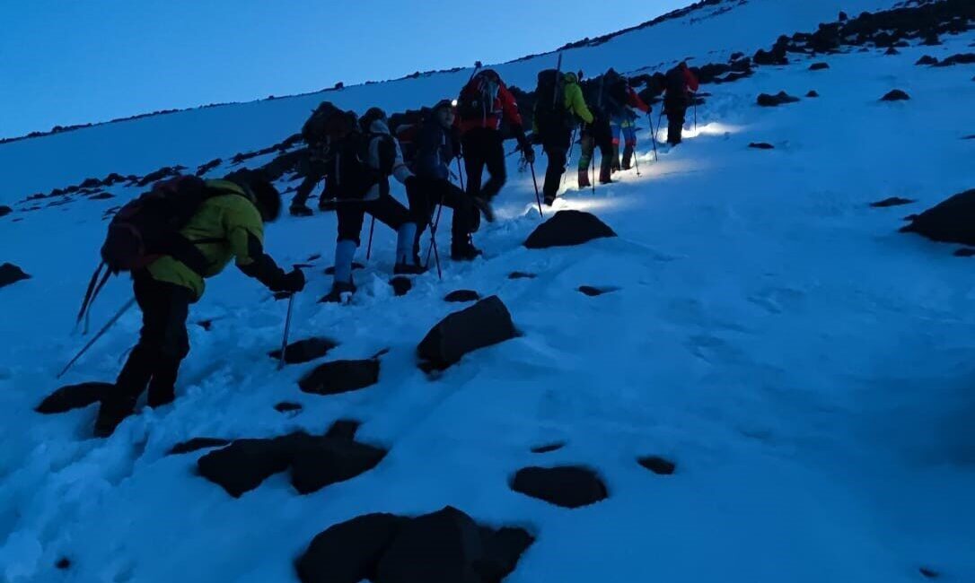 Ağrı Dağı’nda Yoğun Kar Altında Zirve Tırmanışı Başladı Ağrı Dağı'nda ağır kar yağışına rağmen 9 dağcı, zirveye ulaşmak