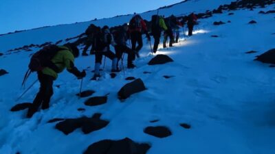 Ağrı Dağı'nda yoğun kar yağışına rağmen, dağcılar zirve tırmanışına başladı.