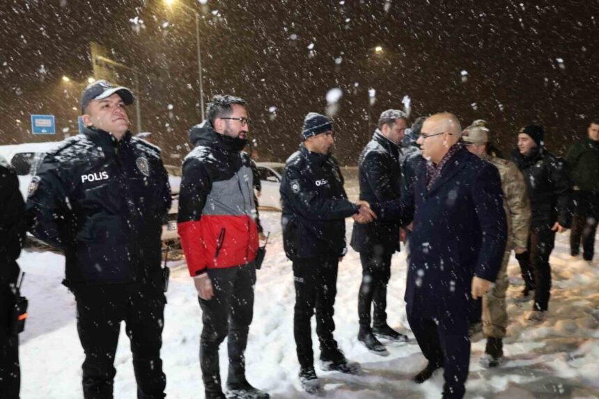 Ağrı Valisi Mustafa Koç, 2025’in son gününde 112 Acil Çağrı Merkezi ve hastaneleri ziyaret etti.