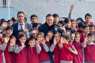 Ağrı’da Emniyet Müdürlüğü’nden Öğrencilere Kış Botu Desteği