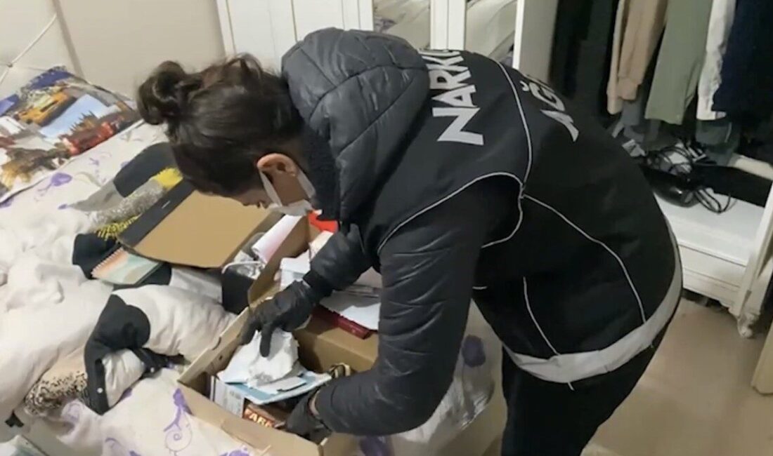 Ağrı’da Sokak Satıcılarına Yönelik Operasyonda 8 Gözaltı, 4 Kişi Tutuklandı Ağrı Merkez ve Patnos ilçelerinde düzenlenen operasyonla 8 sokak satıcısı