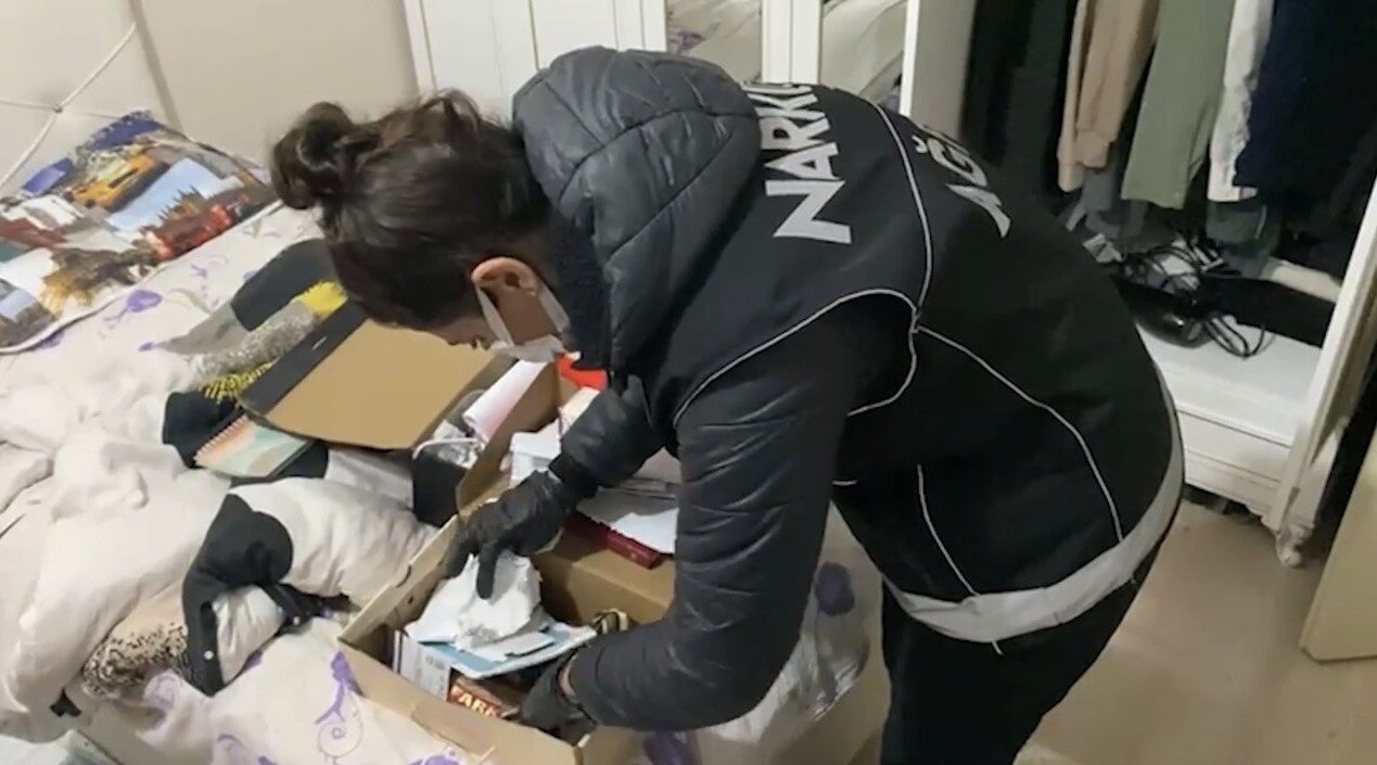 Ağrı Merkez ve Patnos ilçelerinde düzenlenen operasyonla 8 sokak satıcısı