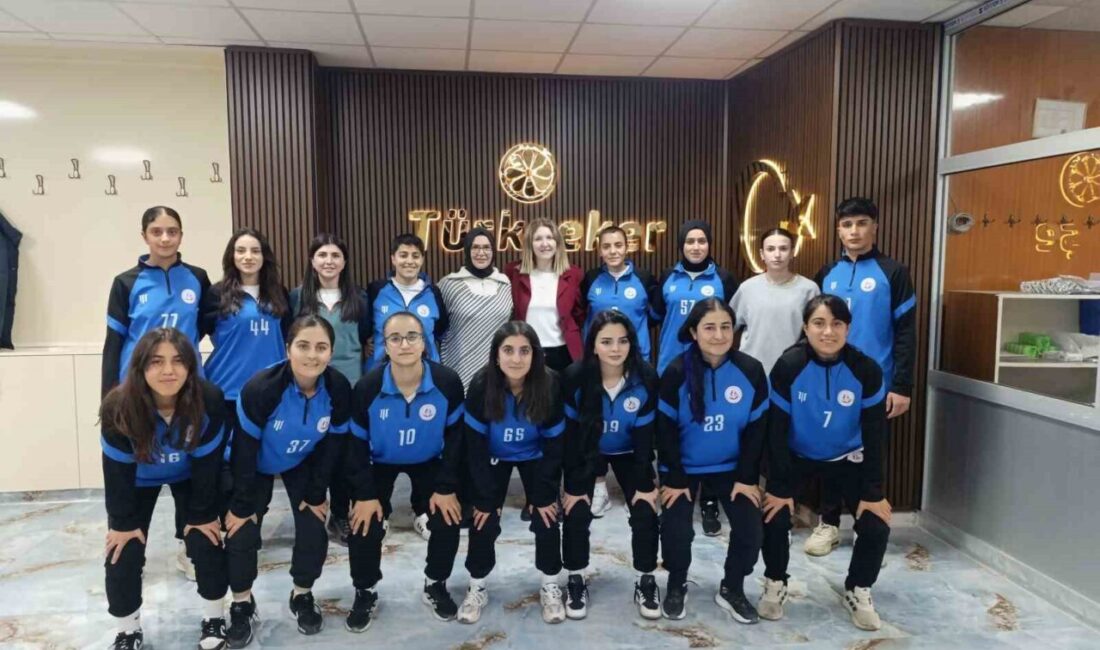 Ağrı Kadın Futbol Takımı, Şeker Fabrikası ve Ticaret Borsası’ndan Destek Gördü Ağrı Şeker Fabrikası Müdürü Kürşat Erdoğan ve eşi Nurgül Erdoğan,