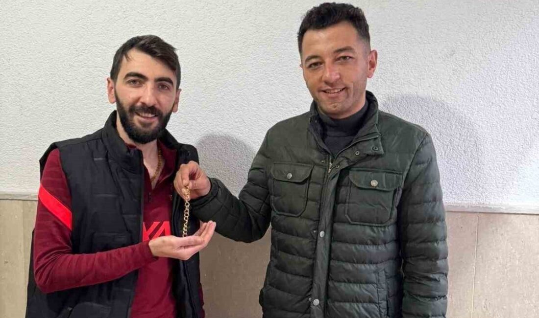 Patnos’ta kaybolan altın bileklik, duyarlı bir vatandaş ve jandarma sayesinde sahibine ulaştı Patnos ilçesinde kaybolan altın bileklik, Mesut Bilgiç’in eşinin kaybından sonra