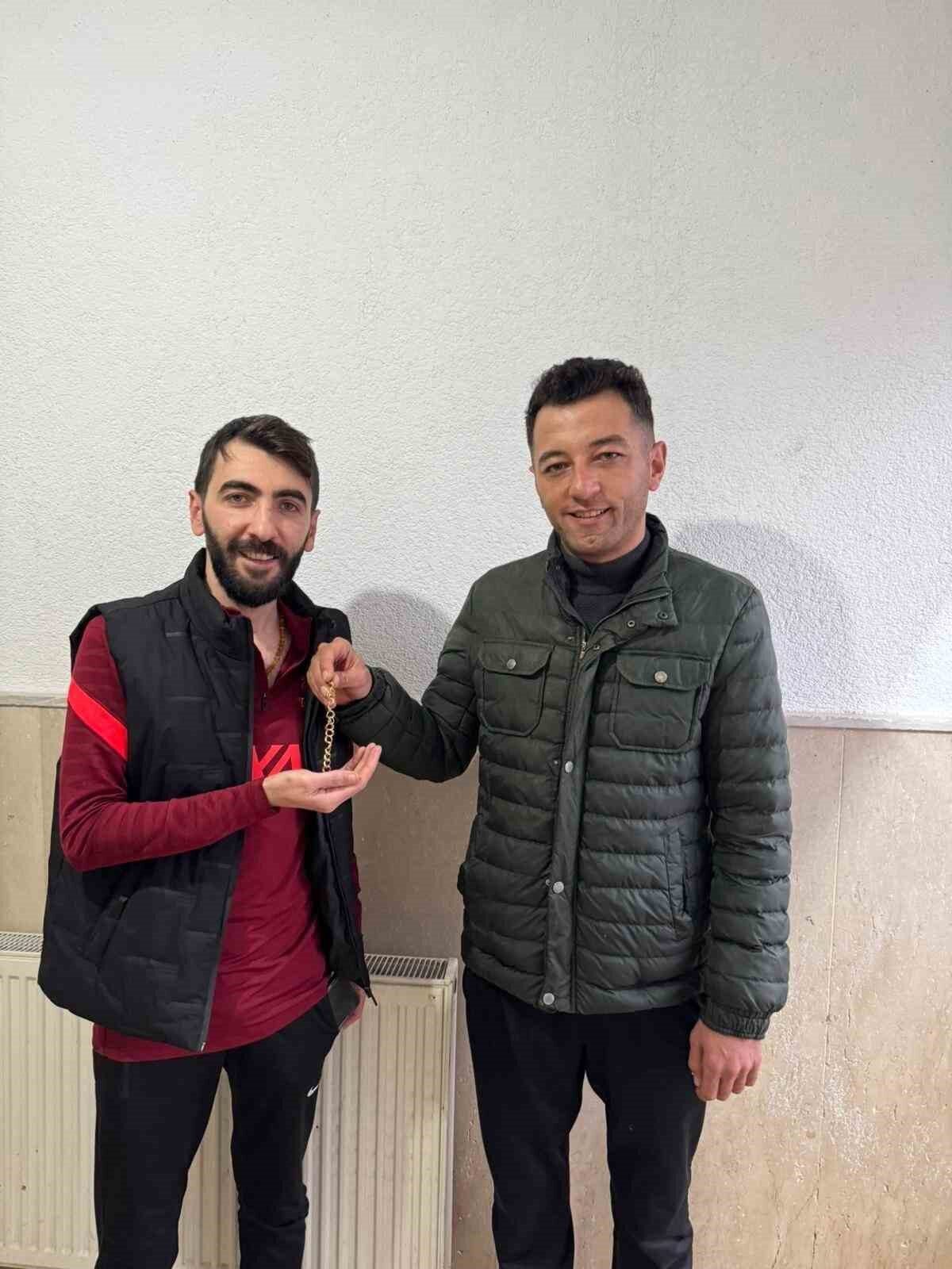 Patnos’ta kaybolan altın bileklik, duyarlı bir vatandaş ve jandarma sayesinde sahibine ulaştı