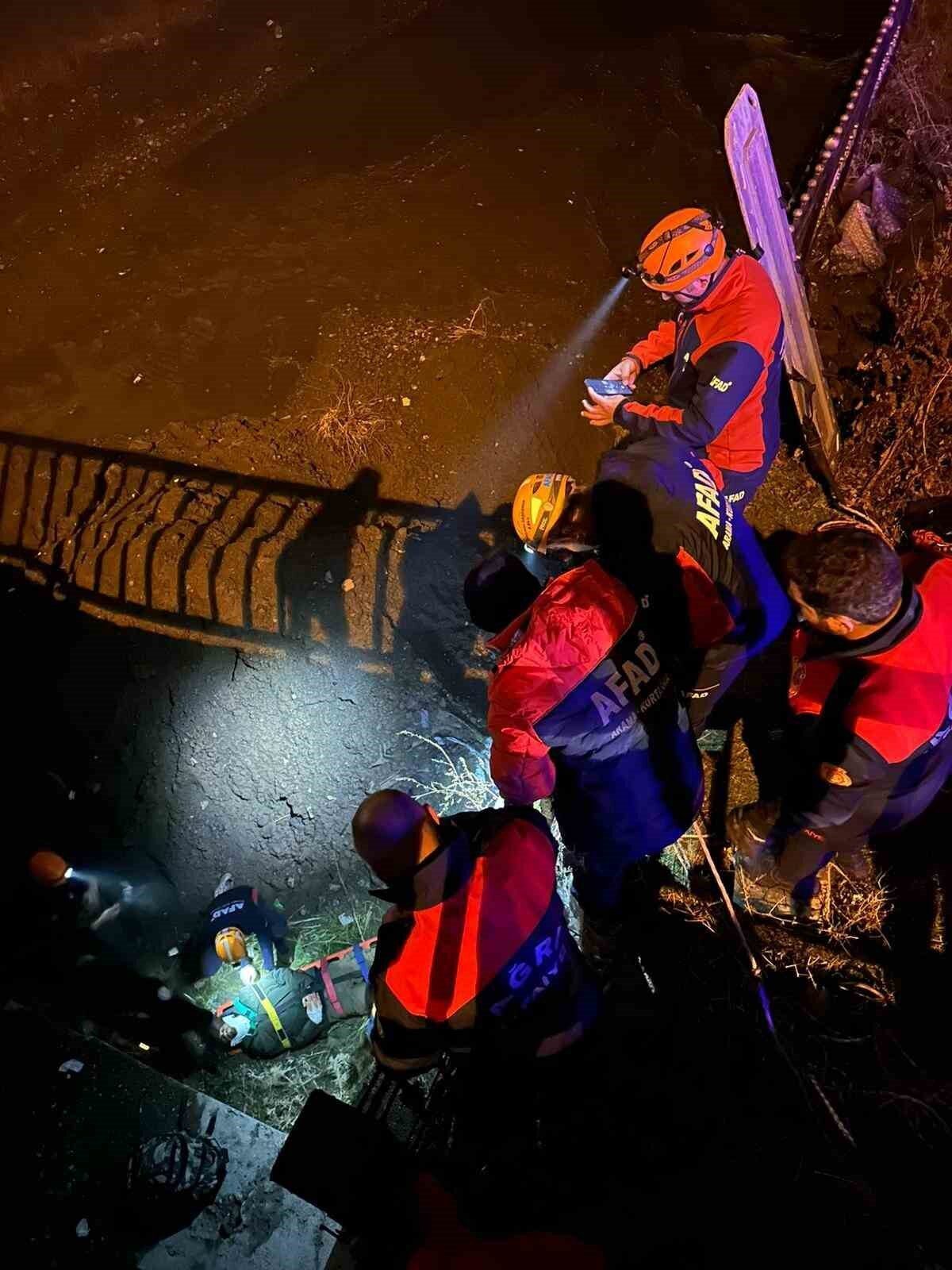 Ağrı'nın Fırat Mahallesi'nde köprüden düşen bir kişi, AFAD ve sağlık