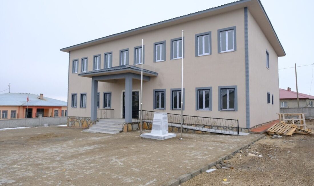 Ekincik Köyü’nde Yeni Ortaokul Binası Eğitime Hazır Hale Geldi Ağrı'nın Hamur ilçesindeki Ekincik Köyü'nde inşa edilen 4 derslikli ortaokul