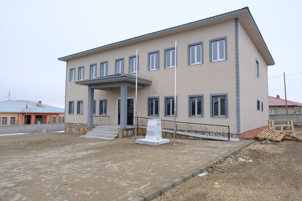 Ağrı'nın Hamur ilçesindeki Ekincik Köyü'nde inşa edilen 4 derslikli ortaokul