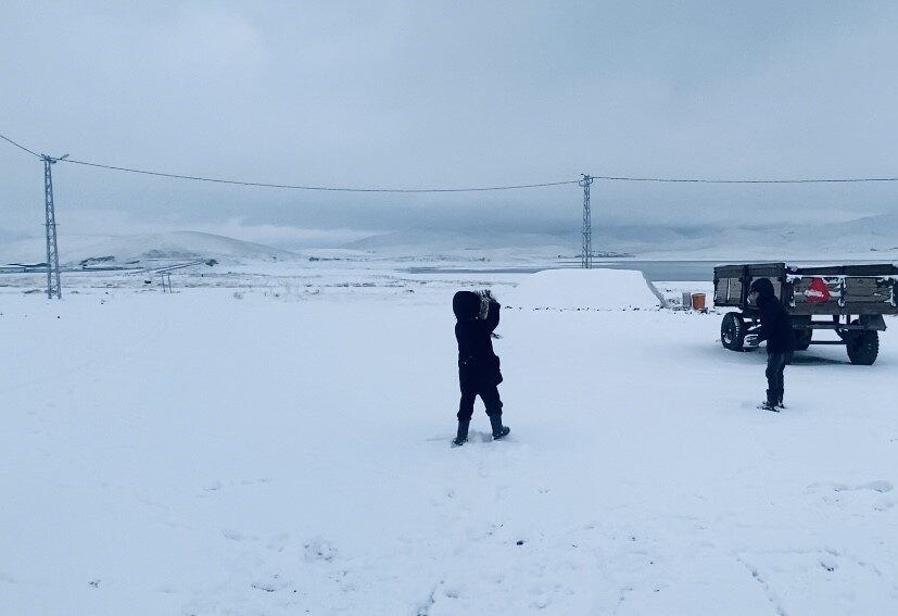 Ağrı’da yoğun kar yağışı ve buzlanma riski nedeniyle köy okulları ile taşımalı eğitimde 1 gün tatil kararı alındı.