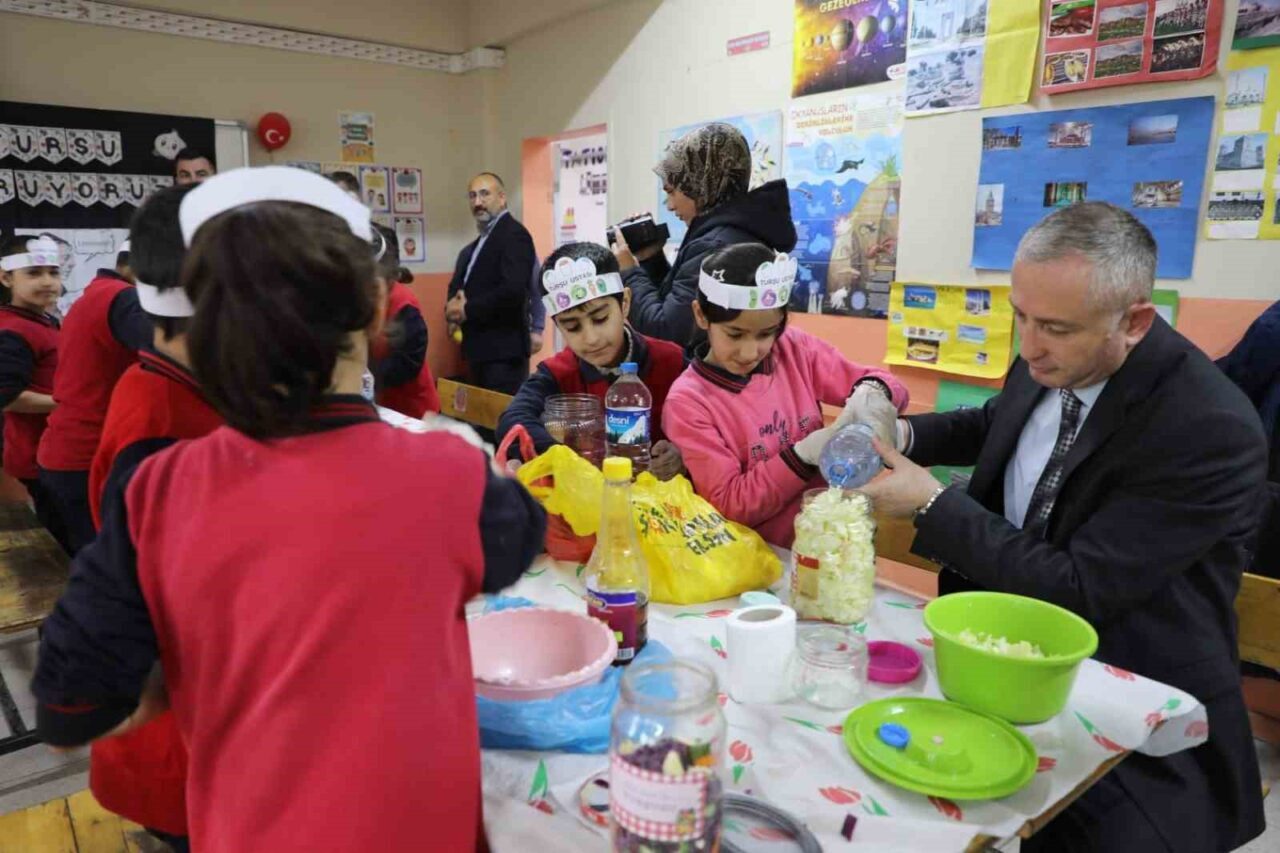 Ağrı'daki Mehmet Şerafettin Yaltkaya İlkokulu öğrencileri, "Yaşam Becerileri Projesi" ile