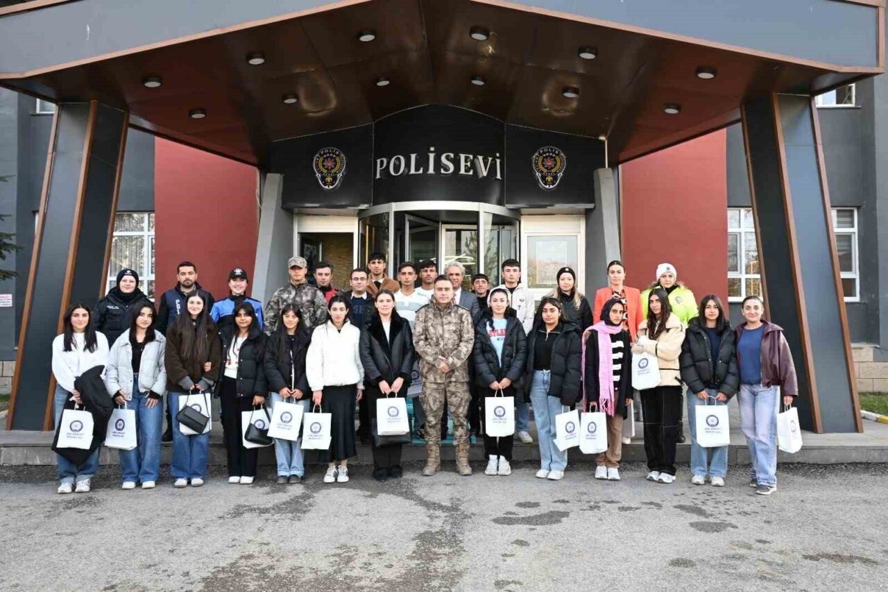 Ağrı İl Emniyet Müdürü, Diyadin Lisesi Öğrencileriyle Gelecek Hedefleri Üzerine Sohbet Etti