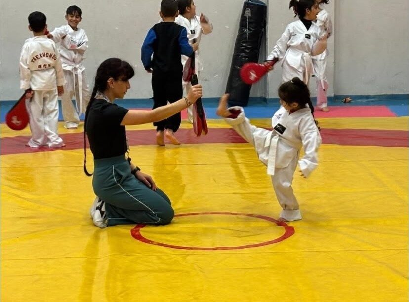 Patnos’ta Taekwondo Antrenmanları Gençlere Disiplin ve Sporculuk Yolunu Açıyor Ağrı'nın Patnos ilçesindeki taekwondo antrenmanları, gençlerin disiplin kazanarak profesyonel sporcu