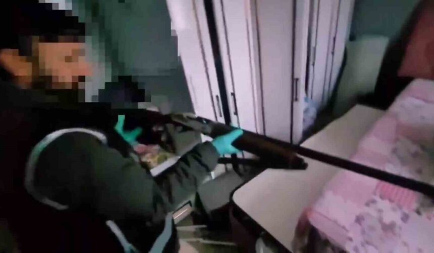 Ağrı’da düzenlenen operasyonda 5 tabanca, 1 av tüfeği ve 73 fişek ele geçirildi, 2 kişi tutuklandı.