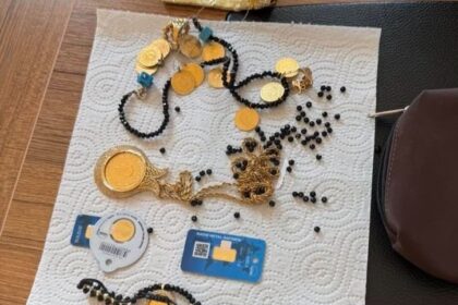 Patnos’ta Yolda Bulunan Altınlar, Dürüst Bir Vatandaş Tarafından Polise Teslim Edildi