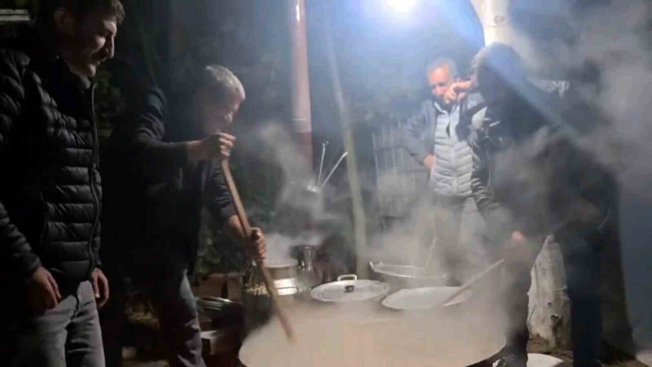 Edirne'de, Ağrı'nın geleneksel Halise yemeği 350 kişiye sunuldu. Tandırda 10