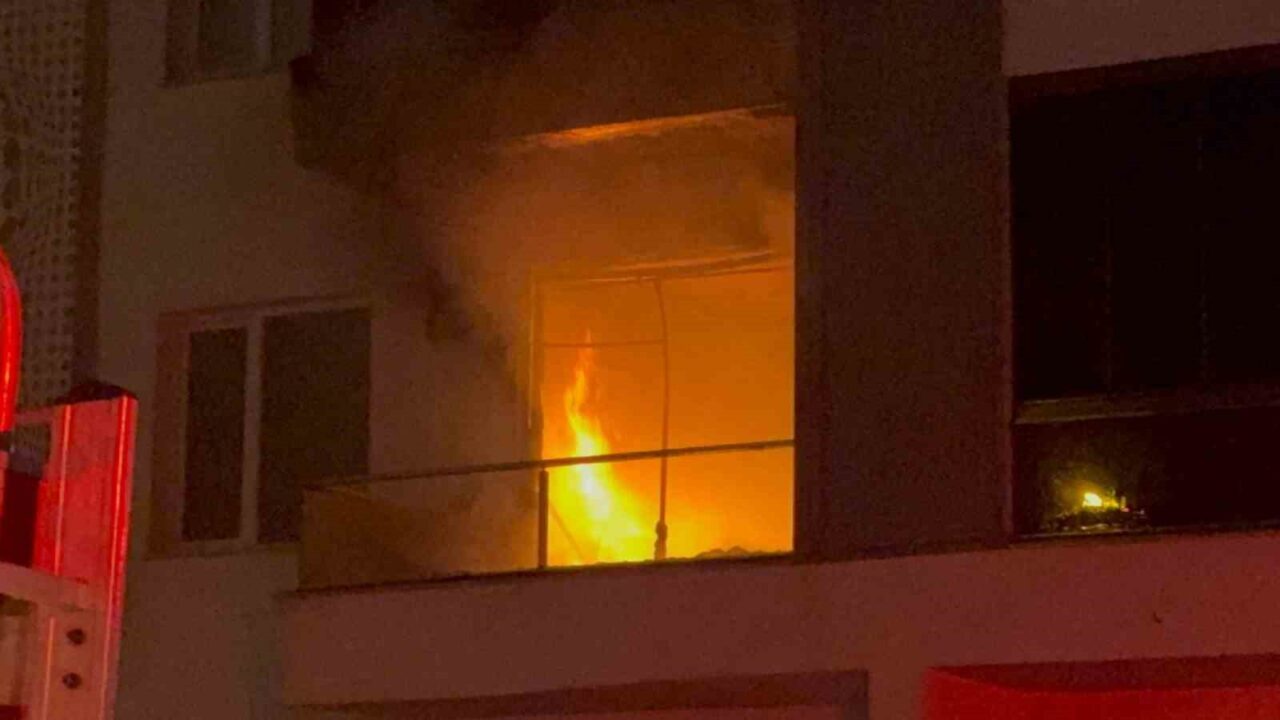 Diyarbakır'ın Bağlar ilçesinde, bir kişi ailesiyle tartıştıktan sonra evini ateşe