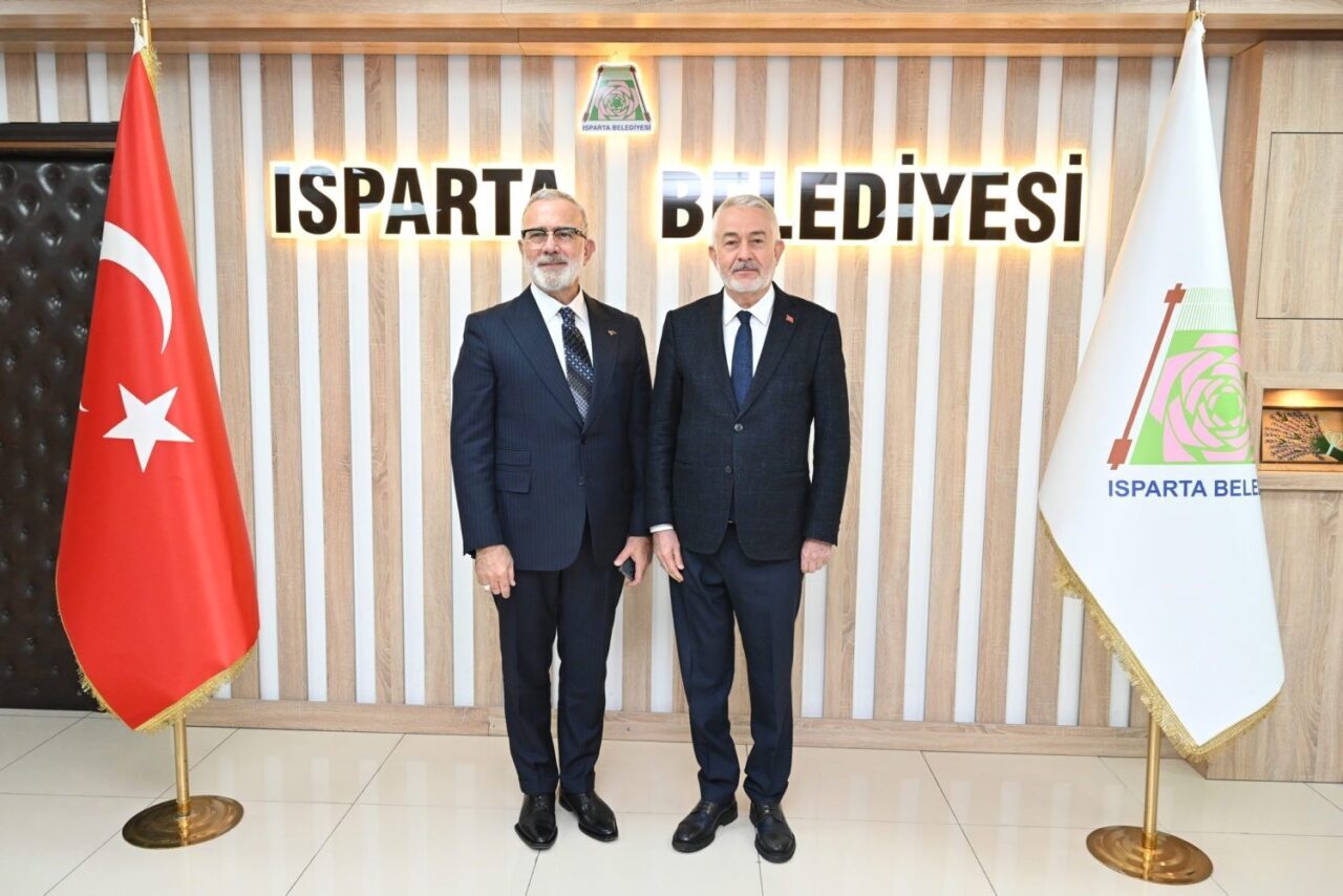 AK Parti Grup Başkanvekili Bahadır Yenişehirlioğlu, Isparta'daki ziyaretinde Belediye Başkanı