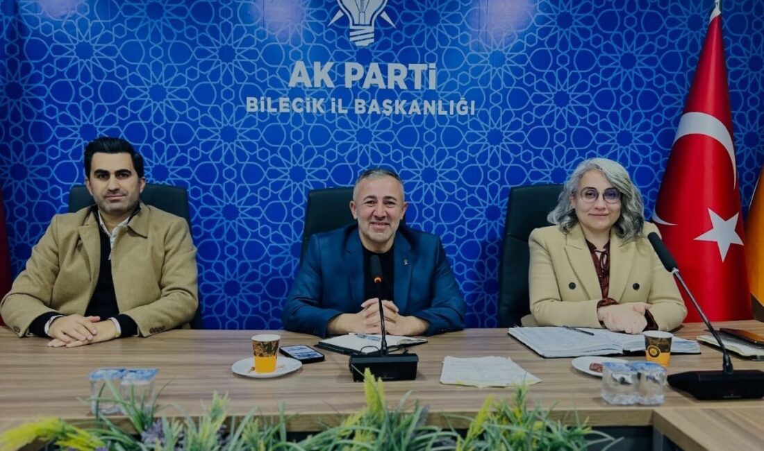 AK Parti Bilecik İl Yönetimi, Proje ve Faaliyetleri Gözden Geçirdi AK Parti Bilecik İl Başkanlığı, parti binasında düzenlenen haftalık toplantıda