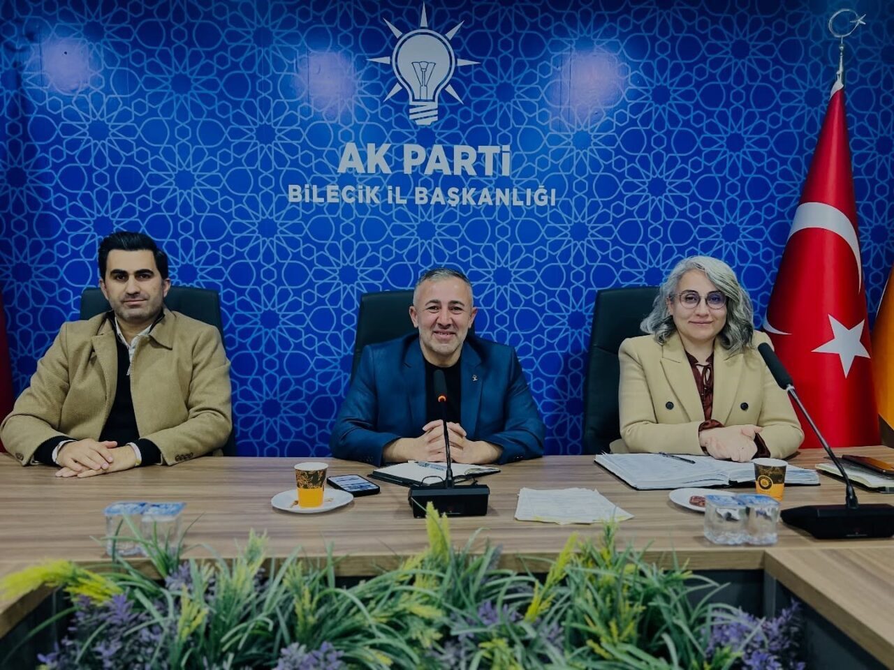 AK Parti Bilecik İl Başkanlığı, parti binasında düzenlenen haftalık toplantıda